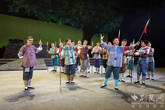 革命歷史題材楚劇《天明天亮》演出現(xiàn)場(chǎng)。通訊員供圖.webp.jpg