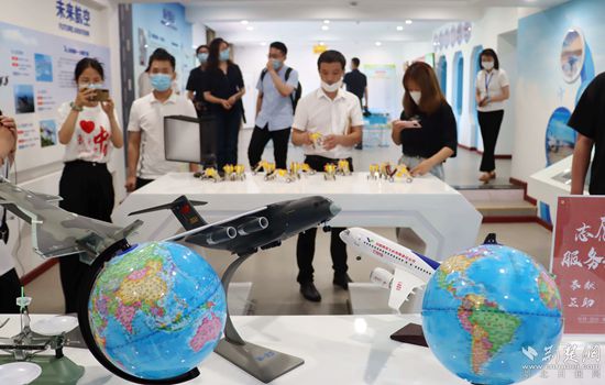 燕磯社區(qū)黨員群眾服務(wù)中心參觀體驗(yàn)。記者 胡小軍 攝.jpeg