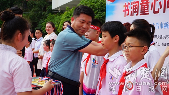 大冶市教育局黨組成員、副局長為親子共讀示范家庭頒發(fā)獎?wù)?jpg