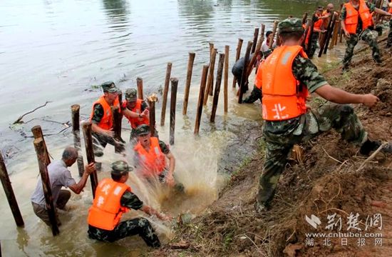 7月13日，武警官兵在高橋河執(zhí)行封堵管涌的任務(wù)_副本.jpg.jpg
